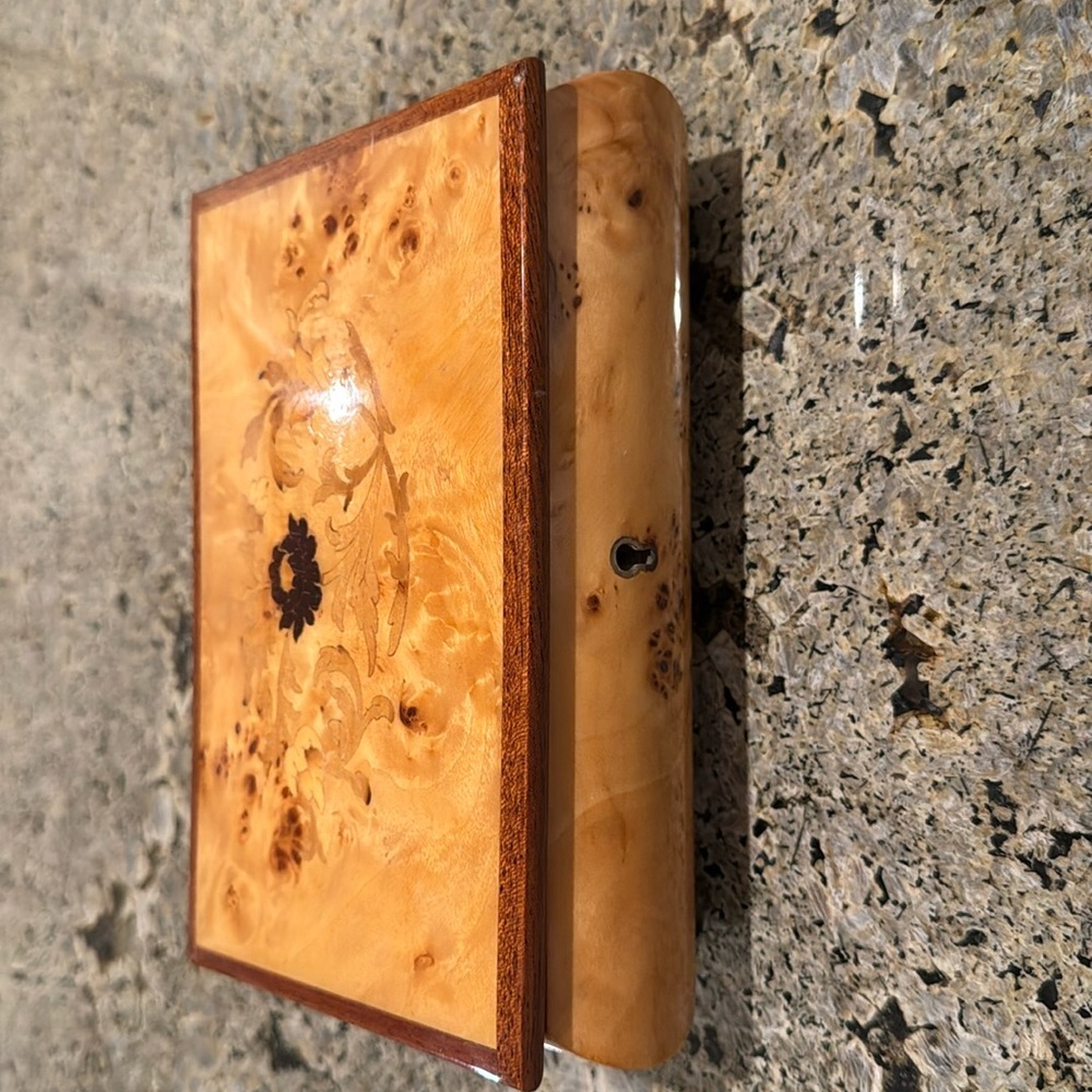 Reuge jewelry music box burl wood vintage good condition.